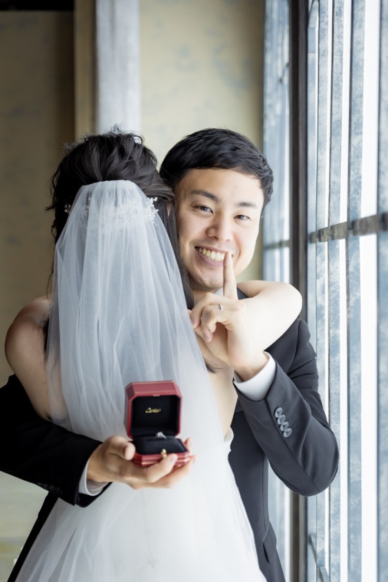 アルバムを開くのも楽しみ！「内緒ポーズ」が可愛すぎるフォトアイデア