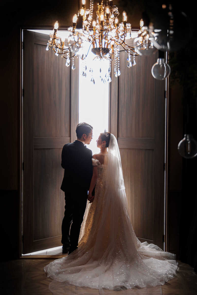 光に包まれる特別な瞬間。シャンデリアが叶える、気品あふれるウェディングフォト