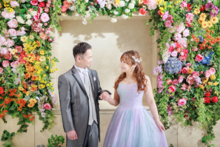 花々の祝福に包まれた「フラワーウォール」での撮影プランをご紹介♪