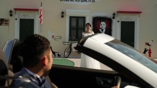 パラディス・ブルーのオープンカー（メルセデス・ベンツSLK）