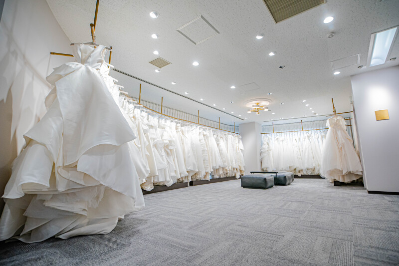【場所は銀座のドレス専門店にて】