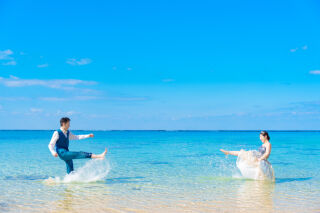 ウェディングドレスで海に入ってみませんか?!