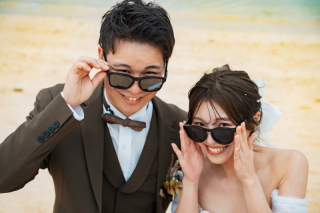 サングラスを使ったポージング。