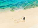 砂浜に描いた”HAPPY WEDDING”♡