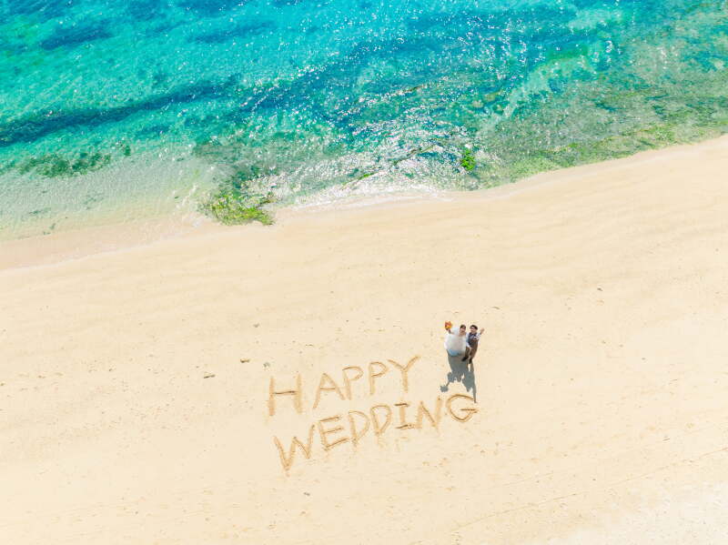 砂浜に描いた”HAPPY WEDDING”♡