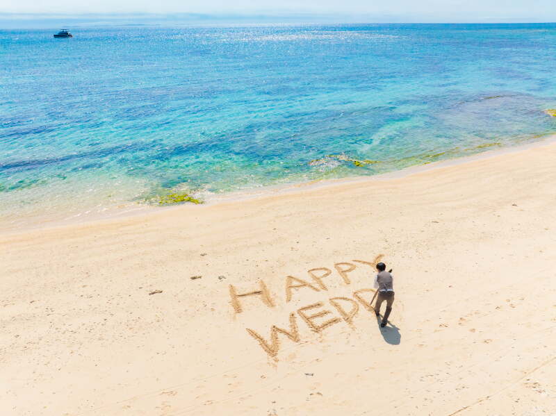砂浜に描いた”HAPPY WEDDING”♡