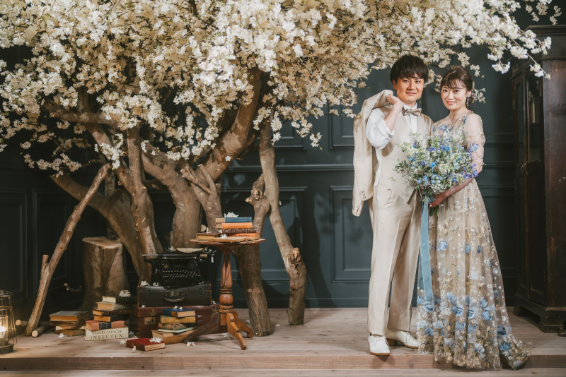 お花でいっぱいのスタジオで韓国風ウェディングフォト♡