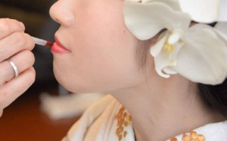 お母さまからの門出を祝う『紅差しの儀』