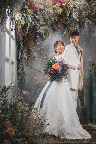 お花でいっぱいのスタジオで韓国風ウェディングフォト♡