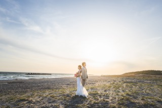 夏の海で風を感じながらの撮影