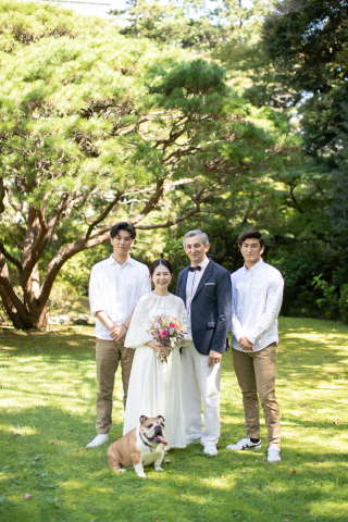 銀婚式を家族に囲まれて