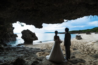宮古島の隠れた魅力!岩場でドラマチックなフォトウェディング