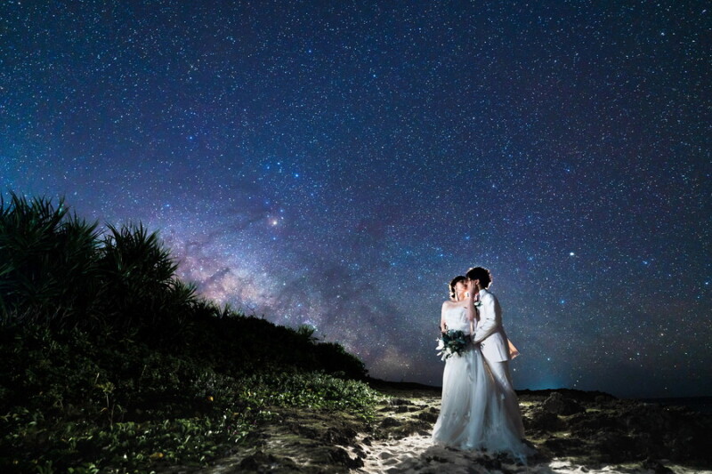 星空のベストシーズン!南十字星がまたたく夜空をバックにロマンチックに撮影!