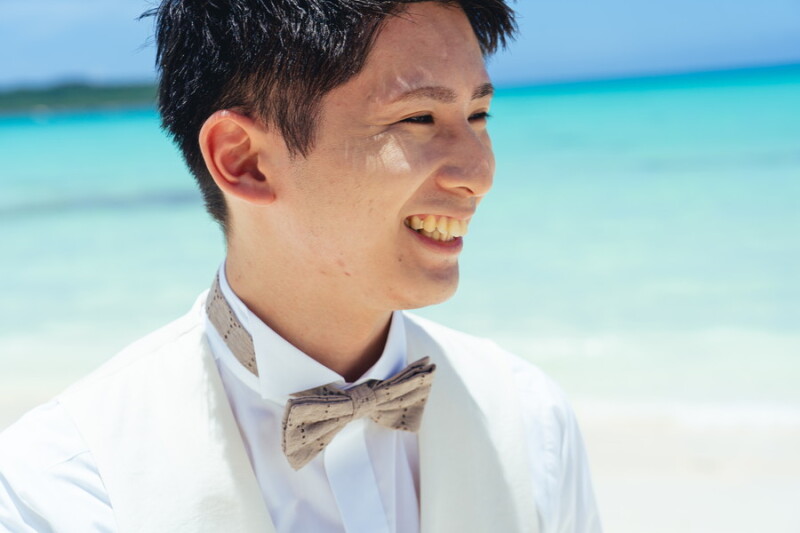 宮古島のビーチで走る二人、風と笑顔が奏でる特別な瞬間