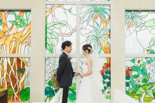 \ ステンドグラスが輝く♡ /アラマンダチャペルで叶える宮古島フォト♪