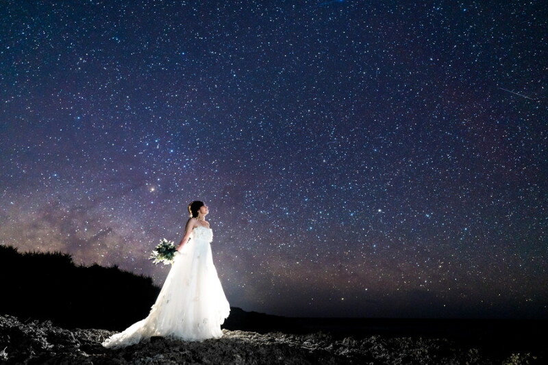 星空のベストシーズン!南十字星がまたたく夜空をバックにロマンチックに撮影!