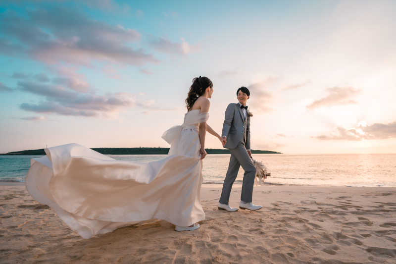 【沖縄の夕日がおふたりを彩る】サンセットフォトウェディングの魅力