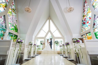 宮古島・華麗なステンドグラスの独立型チャペル・アラマンダチャペル