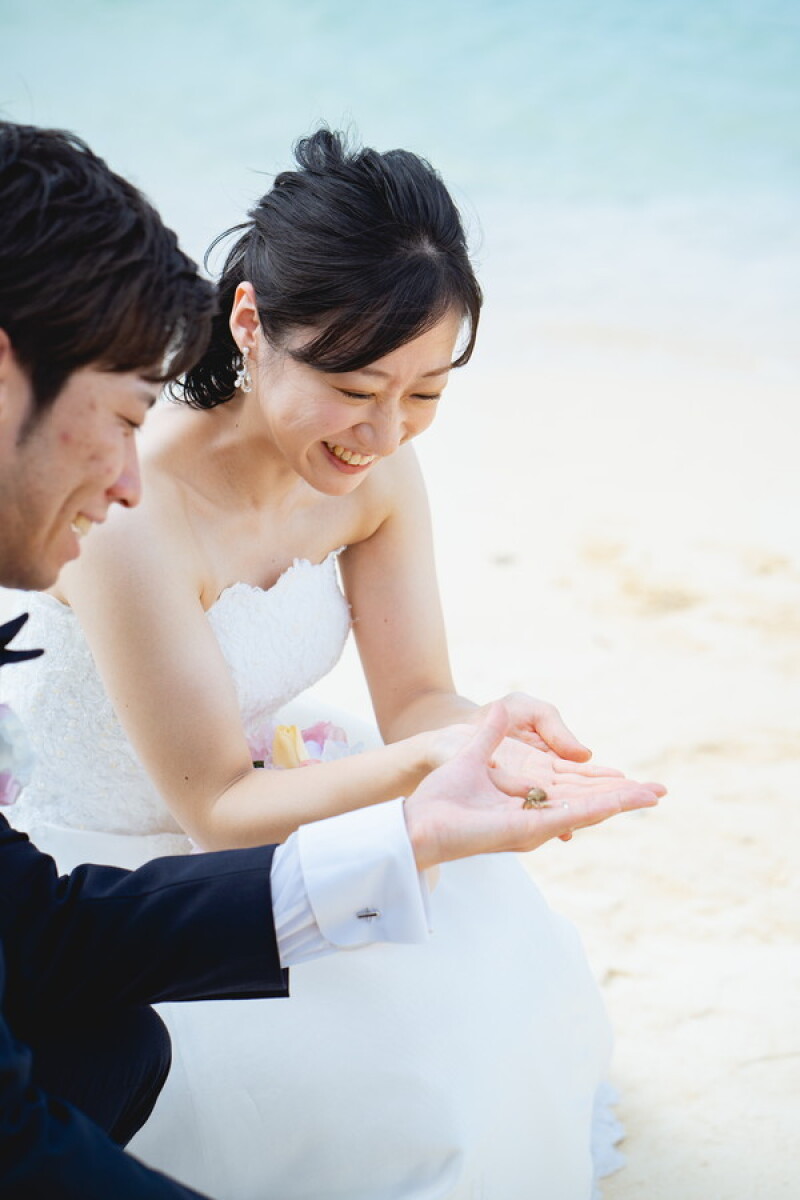 宮古島の海と風が見守る、二人の始まりの物語...