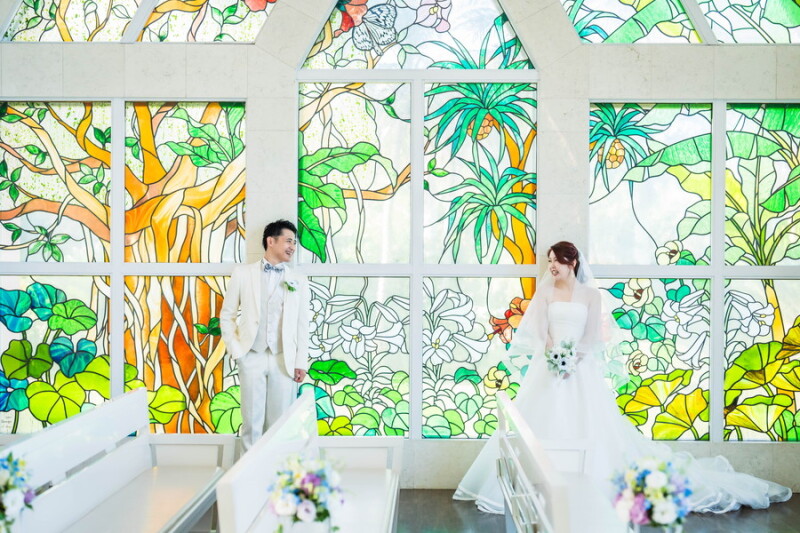 色鮮やかなステンドグラスに包まれて♡アラマンダチャペルで憧れのチャペルフォト