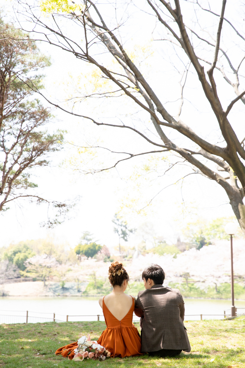 ドレスが映える。外ロケーションで残す洋装フォトウエディング・バックショット特集