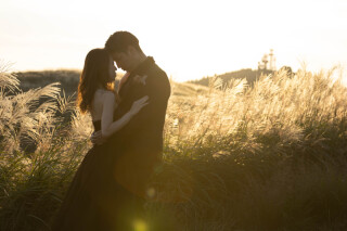 夕暮れに輝くススキのウェディングフォト