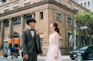 おしゃれな街でウエディングフォト