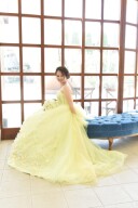 明るい印象を与えるビタミンカラー黄色のドレス!