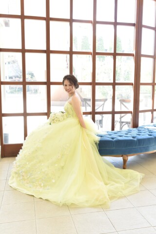 明るい印象を与えるビタミンカラー黄色のドレス!