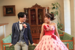 女性らしさを惹き立てるピンクドレス♪