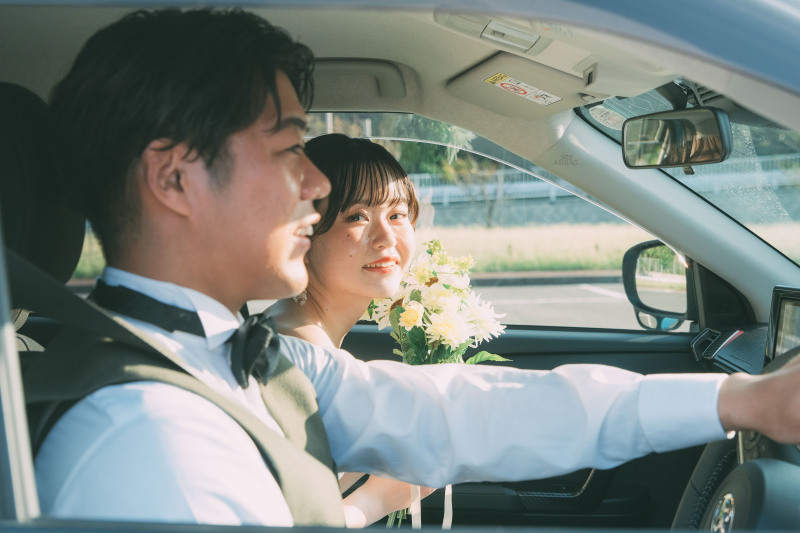 大自然と車と新郎新婦