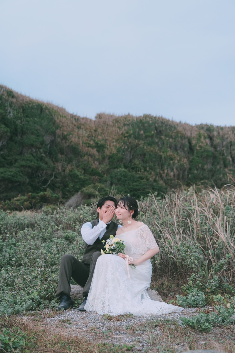 大自然と車と新郎新婦