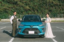 大自然と車と新郎新婦