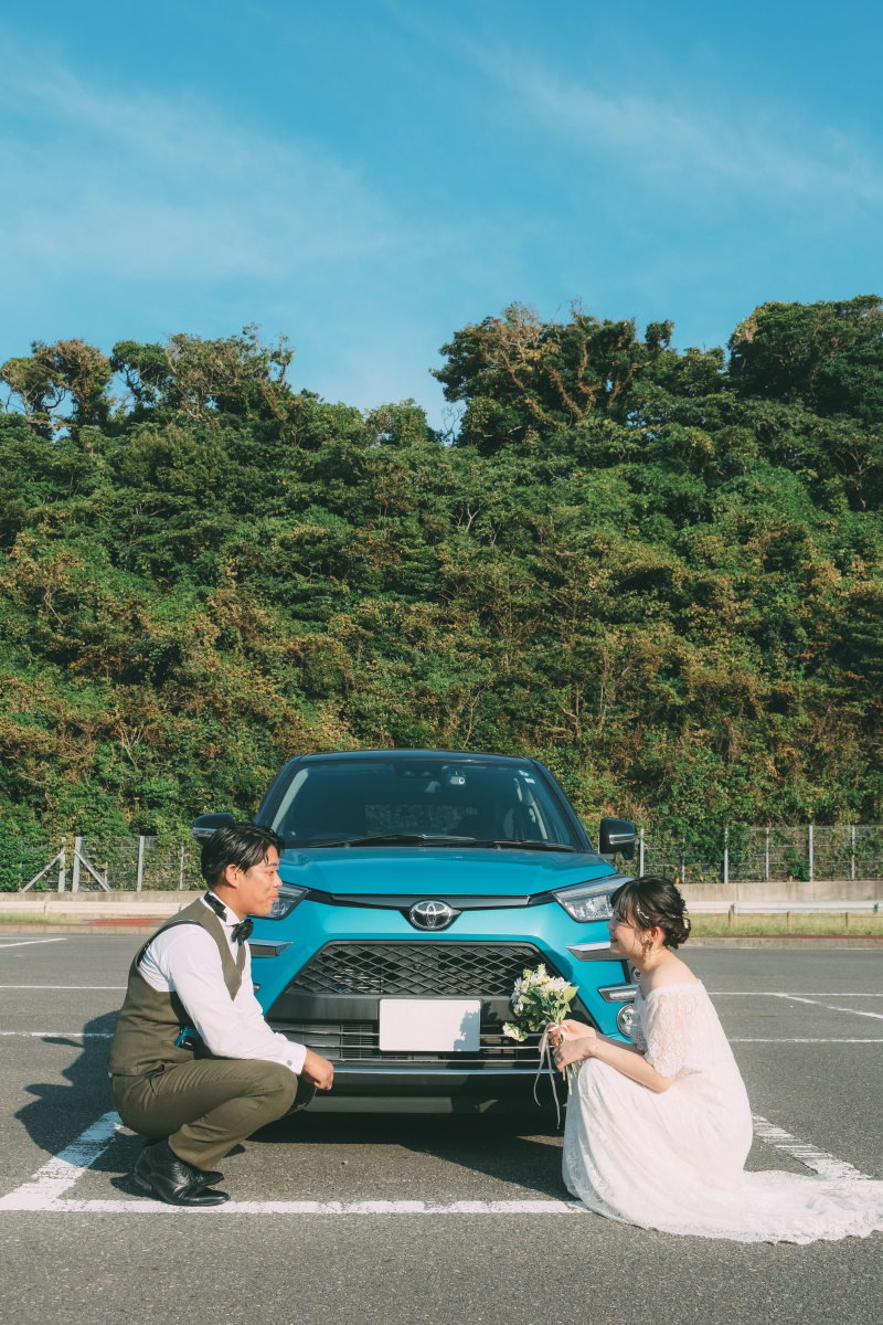 大自然と車と新郎新婦