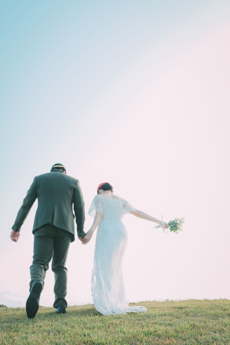 大自然と車と新郎新婦