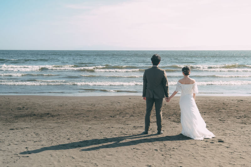 湘南の海風と新郎新婦