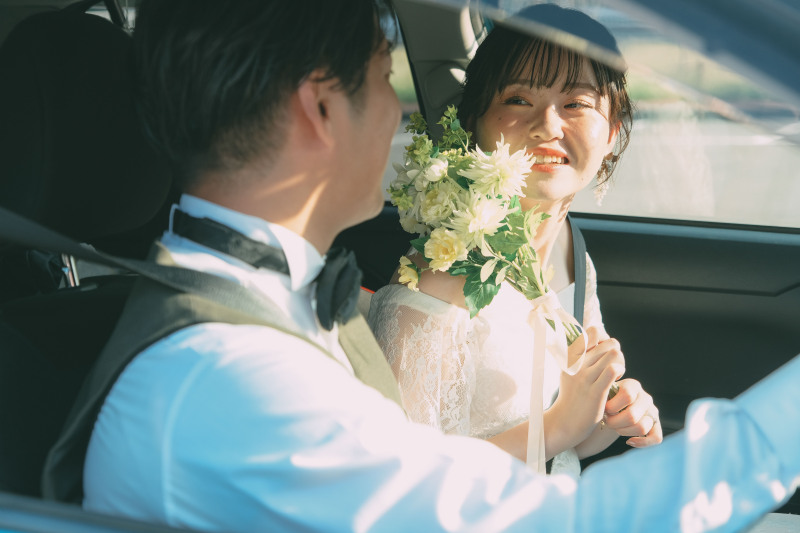 大自然と車と新郎新婦