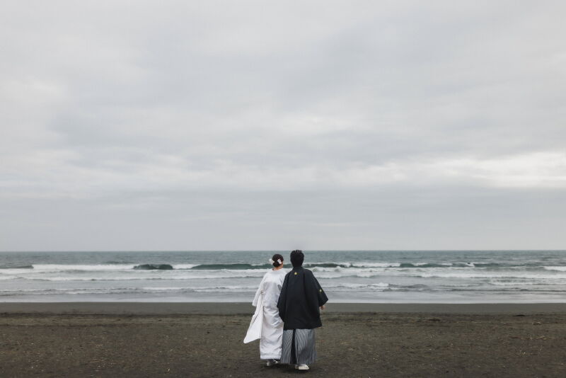 和装で湘南の海と