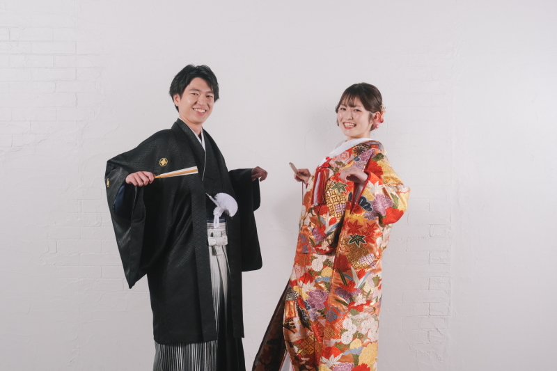 和装で思い出の品々と一緒に