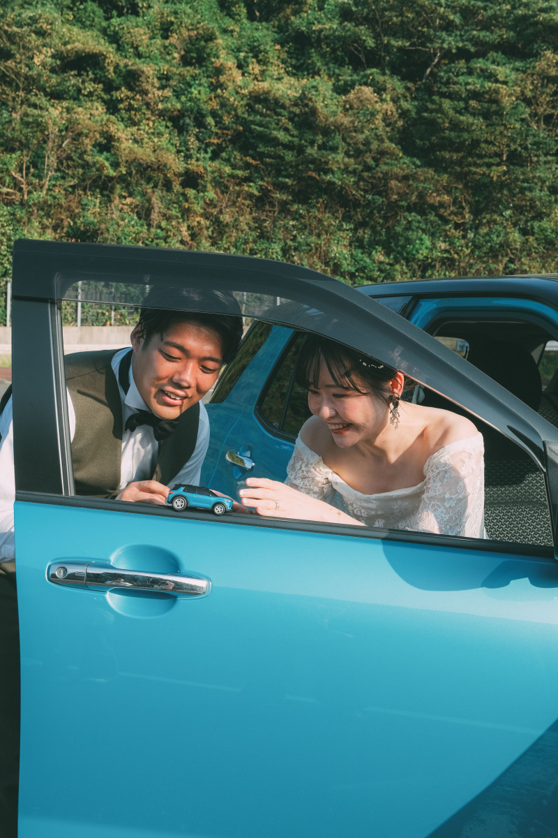 大自然と車と新郎新婦