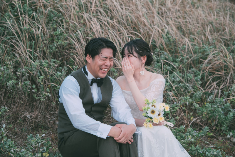大自然と車と新郎新婦