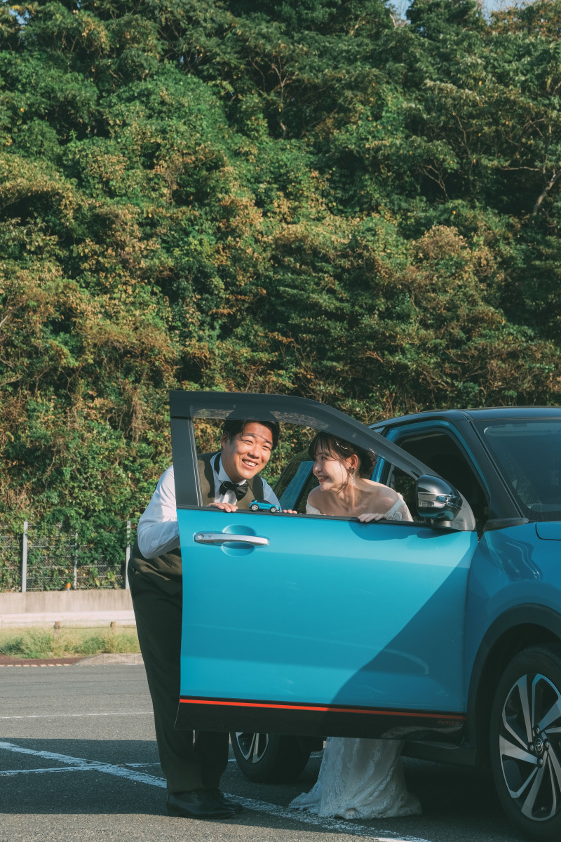 大自然と車と新郎新婦