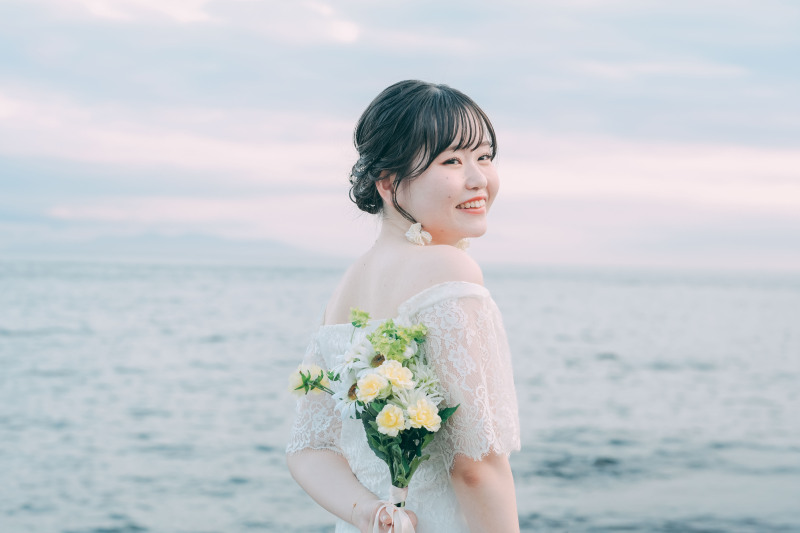 大自然と車と新郎新婦