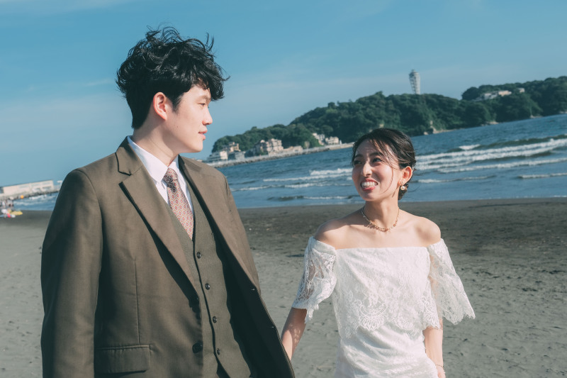 湘南の海風と新郎新婦