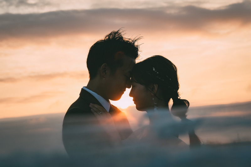 大切なわんちゃんと共に、美しい夕陽の広がる海で想い出フォト♪