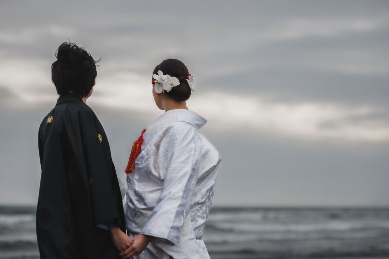 和装で湘南の海と
