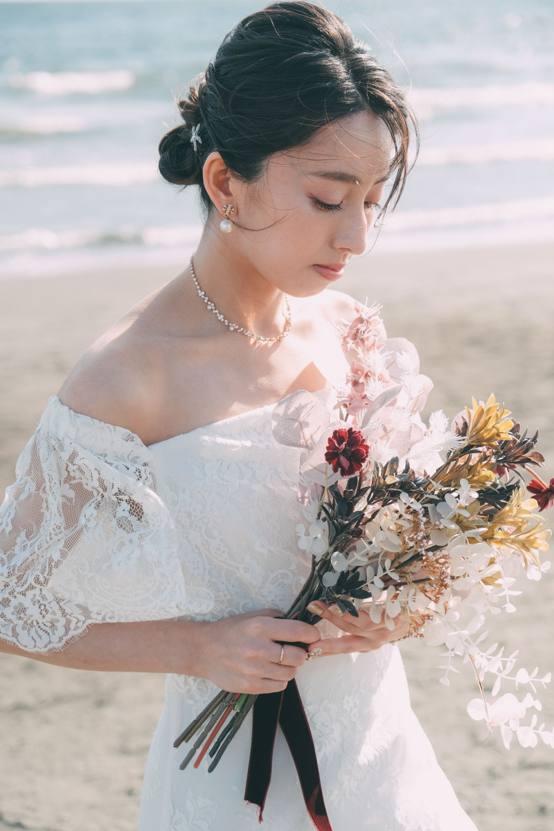 湘南の海風と新郎新婦