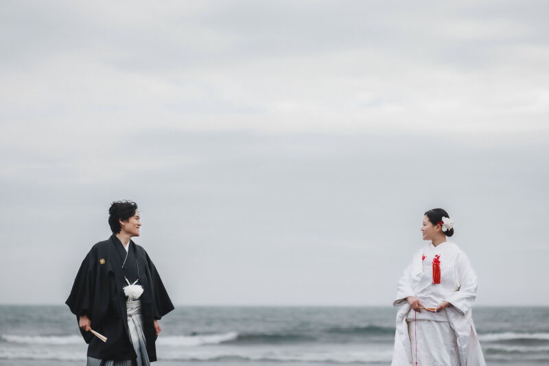 和装で湘南の海と