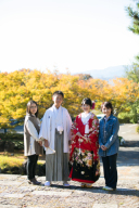 秋色の日差しが染める街を背景に…