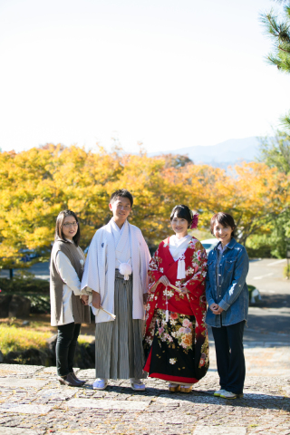 秋色の日差しが染める街を背景に…